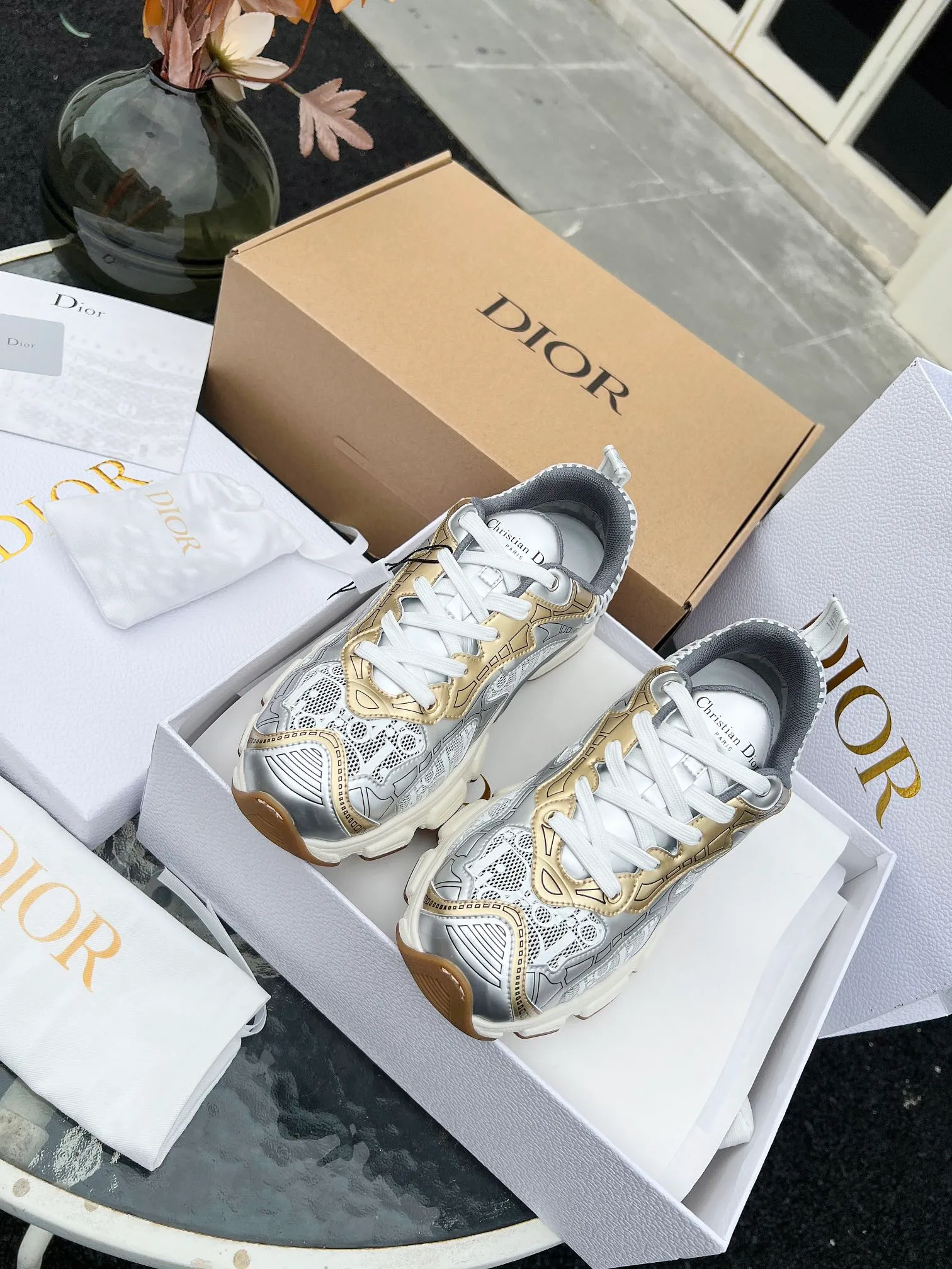 👟👟Ex-factory price 600👟👟 High version couple model🍸 Dior Dior | 2024 ˢˢDilraba, many stars have the same style. L’s 2024 spring and summer new products. The latest popular Chrono series, thick-soled mesh color-blocking running shoes, dad shoes, casual sports shoes series〰 Original purchase, development and production👍🏻This Dior Chrono sneaker is made of white and black mesh fabric with leather effect panels. The CD logo on both sides, the star patch on the tongue and the Dior logo on the heel, many details highlight the style. The two-tone laces, lightweight sole and star embellishment allow for a casual look all year round, complementing a variety of casual or elegant pieces. ♺Upper: Original imported first-layer cowhide + mesh ♺Inner lining: Original customized breathable lining ♺Outsole: Original molded EVA super light and super soft outsole ♺Heel height: 4.5cm ♺Size: Female 35-41 Male 39-45 (Female 40.41 Male 45 customized)